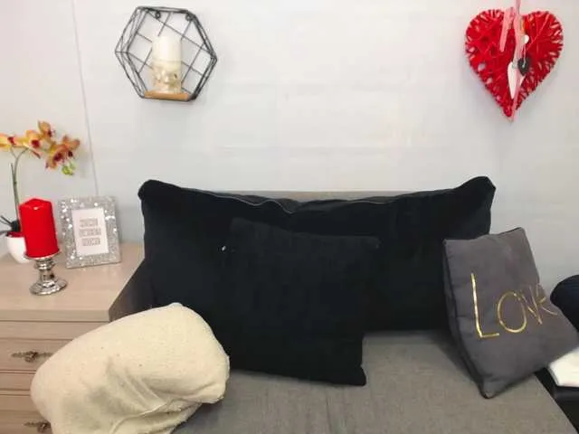 Live sex webcam photo for EmilyQueen #272284038