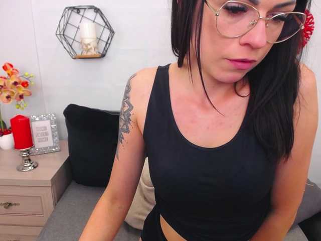 Live sex webcam photo for EmilyQueen #273460769