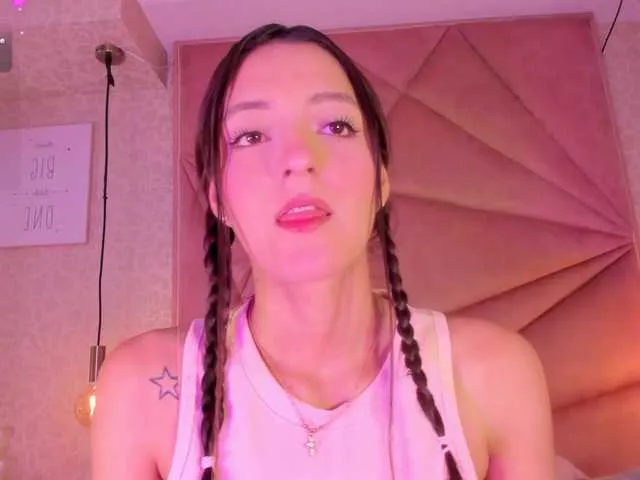 Live sex webcam photo for EmilyVahos #290792260