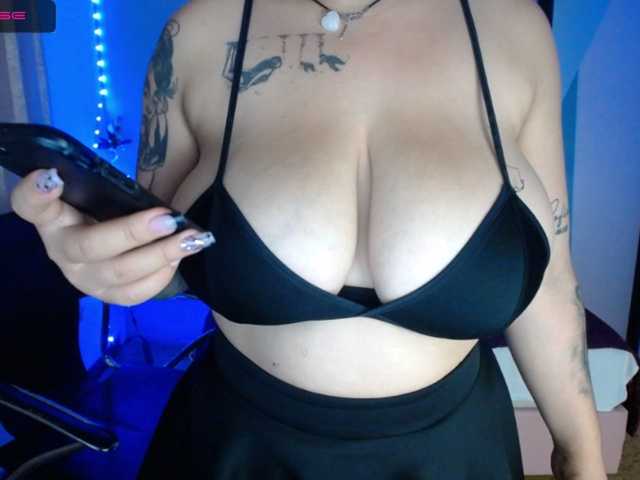 Live sex webcam photo for Emilycaramelo #273378452