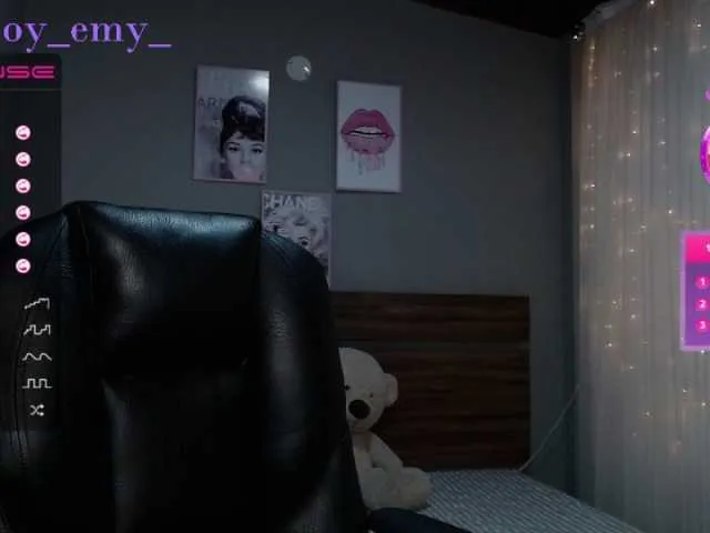 Live sex webcam photo for Emilyhots #272430935