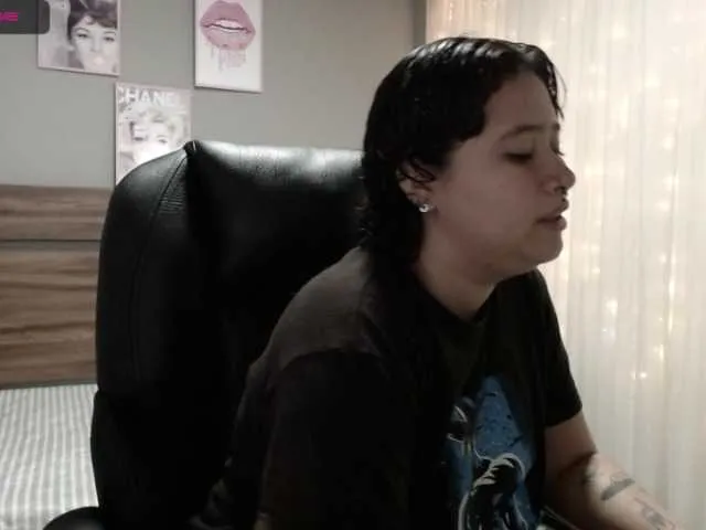 Live sex webcam photo for Emilyhots #272512675