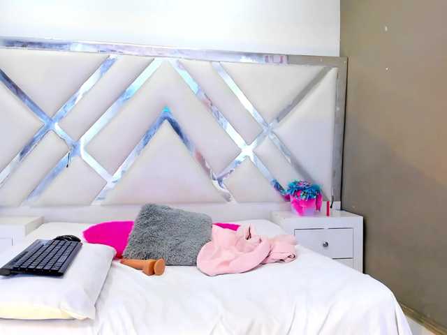 Live sex webcam photo for Emilyjonh #276618574