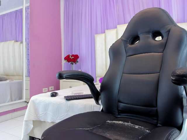 Live sex webcam photo for Emilyjonh #278091471