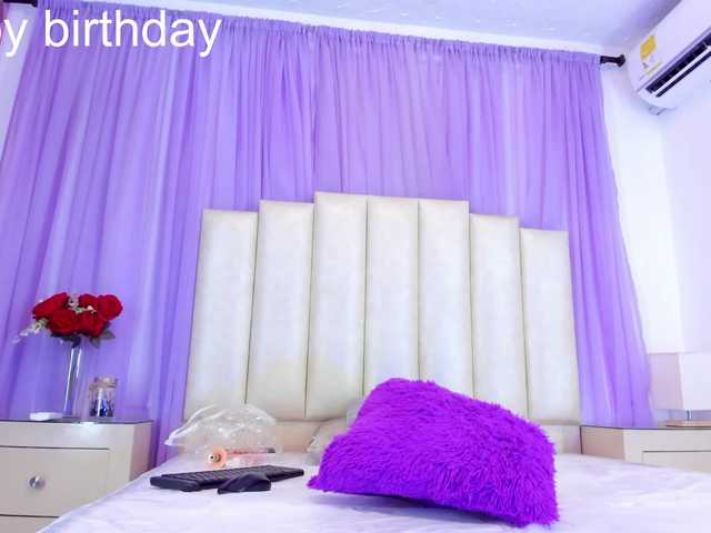 Live sex webcam photo for Emilyjonh #278136687