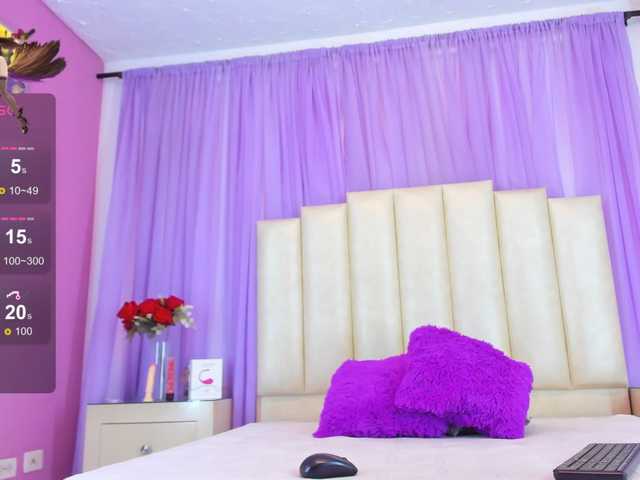 Live sex webcam photo for Emilyjonh #278182201