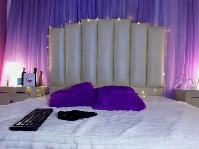 Live sex webcam photo for Emilyjonh #289647473