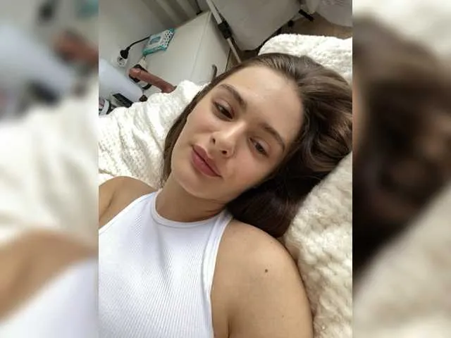 Live sex webcam photo for EmmSee #277992551