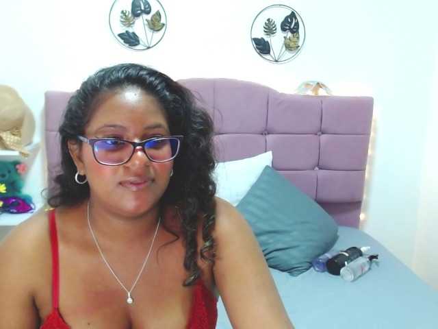 Live sex webcam photo for Emma-Benitez #273684949