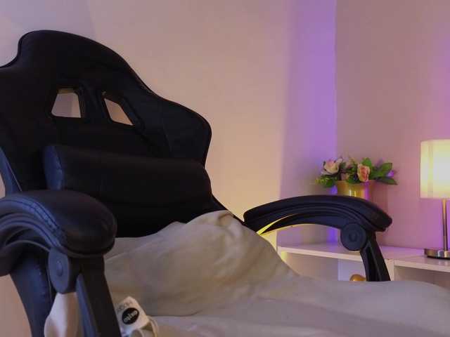 Live sex webcam photo for Emma-Blonde #289015694