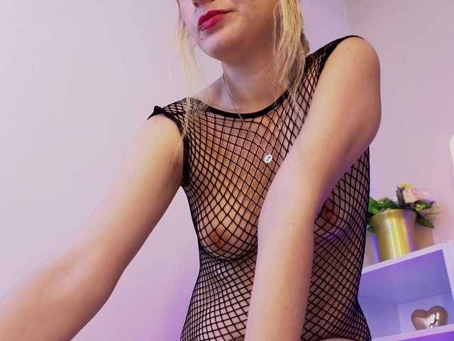 Live sex webcam photo for Emma-Blonde #289893747