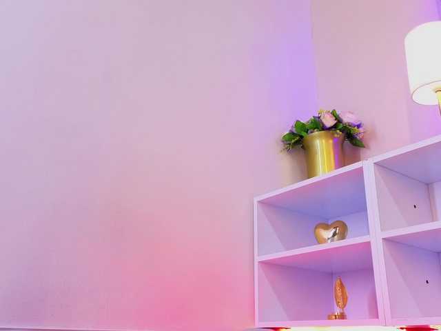 Live sex webcam photo for Emma-Blonde #289993427