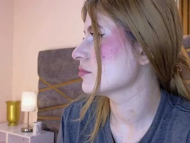 Live sex webcam photo for Emma-Blonde #290280293