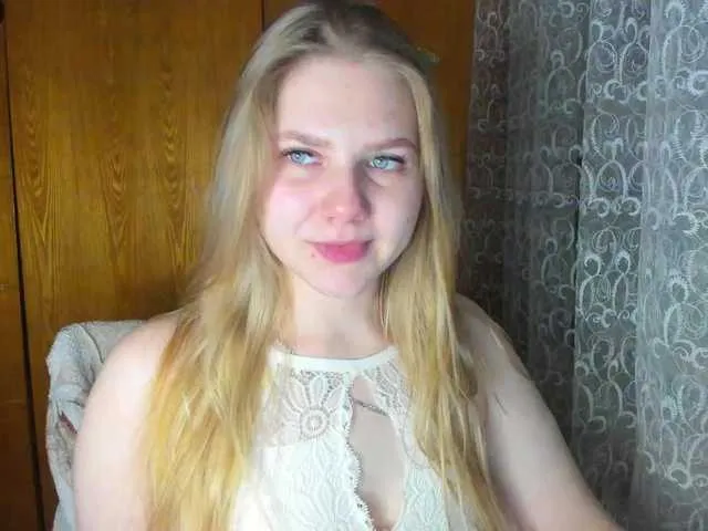 Live sex webcam photo for Emma-Frizea #292398766