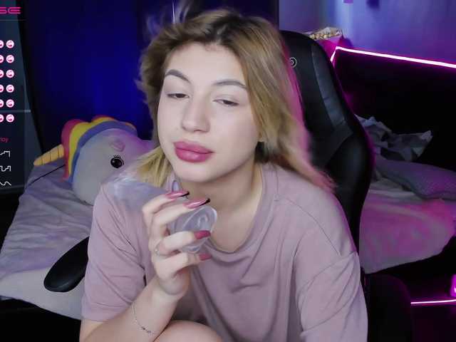 Live sex webcam photo for Emma-Woods #273635277