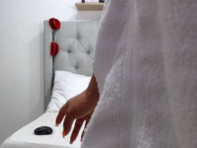 Live sex webcam photo for Emma-sweet69 #274060612