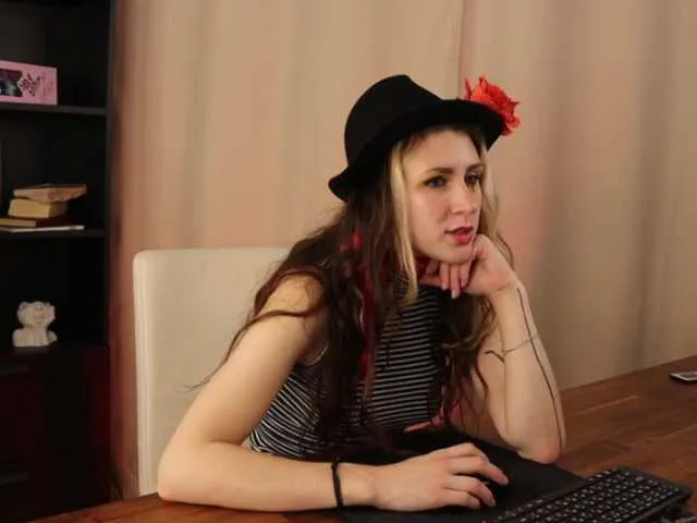 Live sex webcam photo for EmmaAhr #275405408