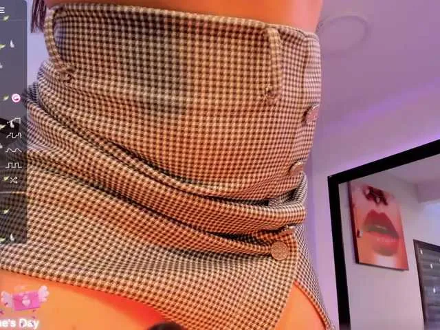 Live sex webcam photo for EmmaBaker #277425596