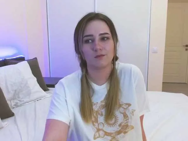 Live sex webcam photo for EmmaBlum #273573977