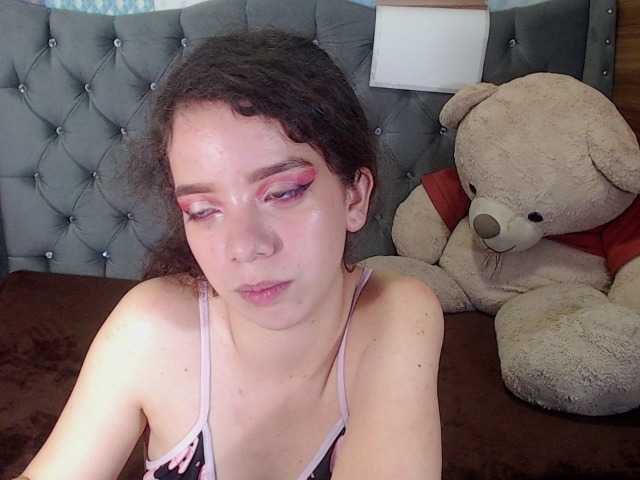 Live sex webcam photo for EmmaCowperr #288075071