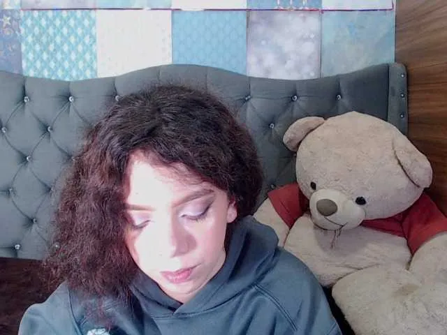 Live sex webcam photo for EmmaCowperr #288075079