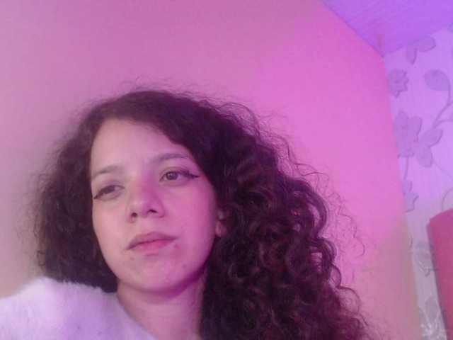 Live sex webcam photo for EmmaCowperr #290039060