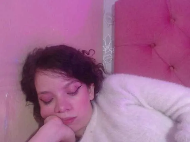 Live sex webcam photo for EmmaCowperr #290040338