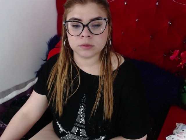 Live sex webcam photo for EmmaCoxx21 #277909516