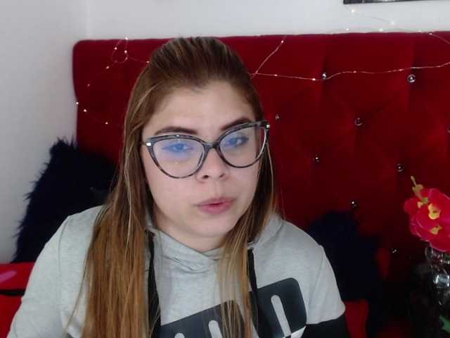 Live sex webcam photo for EmmaCoxx21 #277953066