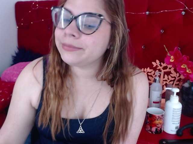 Live sex webcam photo for EmmaCoxx21 #277979922