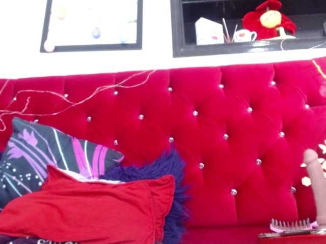 Live sex webcam photo for EmmaCoxx21 #278007768