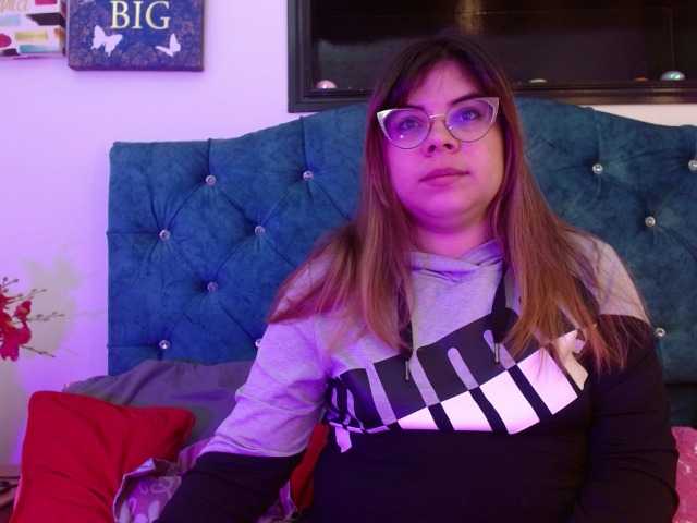 Live sex webcam photo for EmmaCoxx21 #290309911