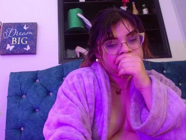 Live sex webcam photo for EmmaCoxx21 #290363983