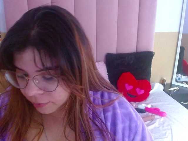 Live sex webcam photo for EmmaCoxx21 #290548175