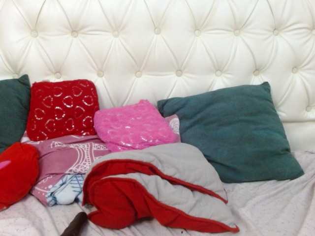 Live sex webcam photo for EmmaCoxx21 #290955016