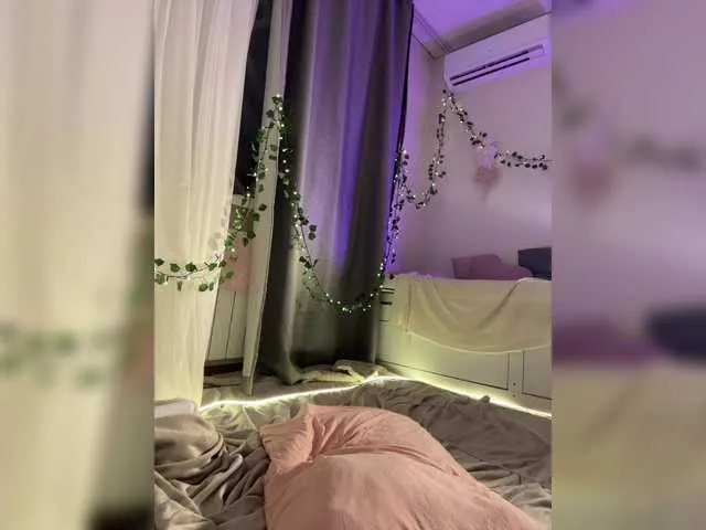 Live sex webcam photo for EmmaCrystall #290975076