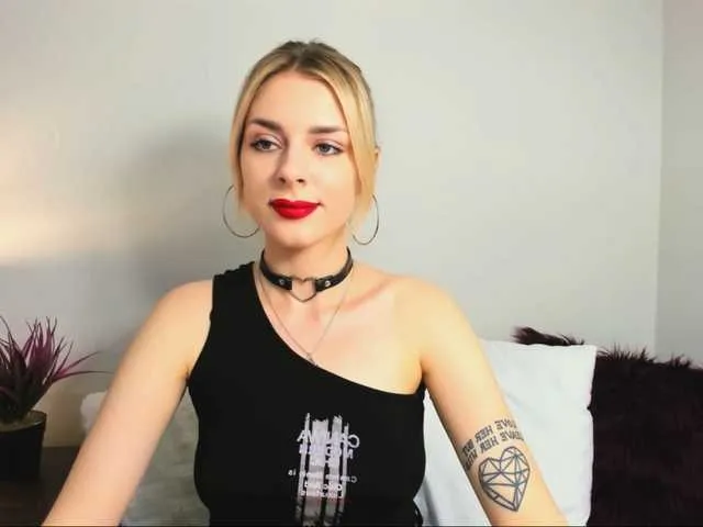 Live sex webcam photo for EmmaDaisy #275591729
