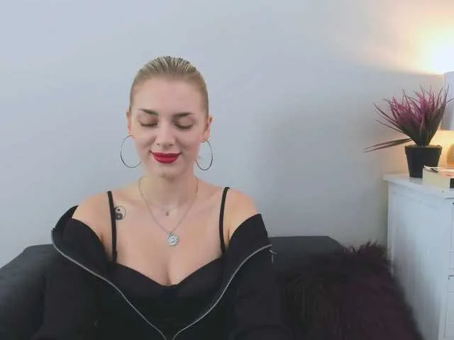 Live sex webcam photo for EmmaDaisy #276458944
