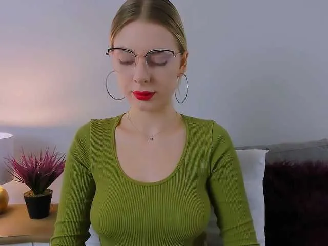 Live sex webcam photo for EmmaDaisy #277302218