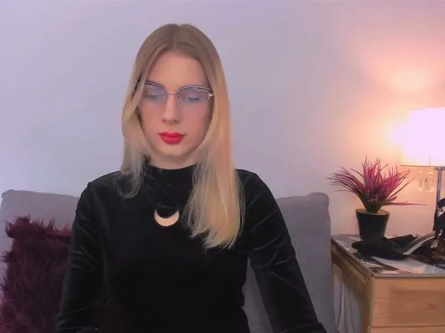 Live sex webcam photo for EmmaDaisy #277603278