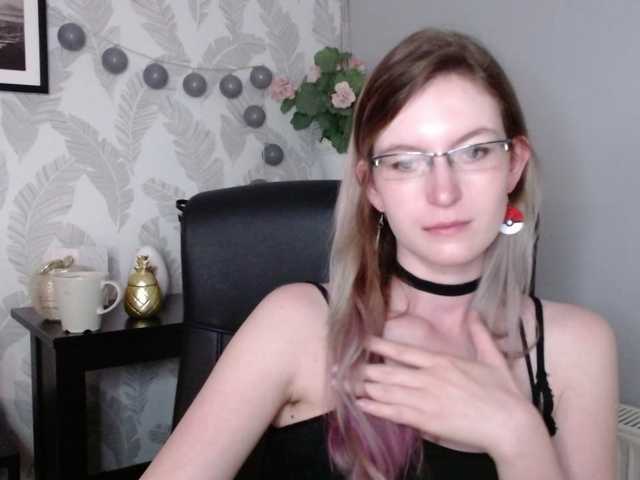 Live sex webcam photo for EmmaHeart #278284209