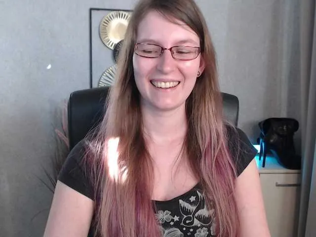 Live sex webcam photo for EmmaHeart #291393125