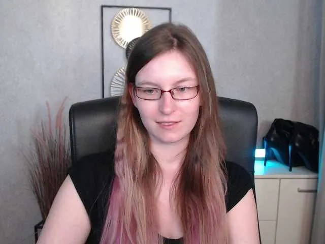 Live sex webcam photo for EmmaHeart #291570522