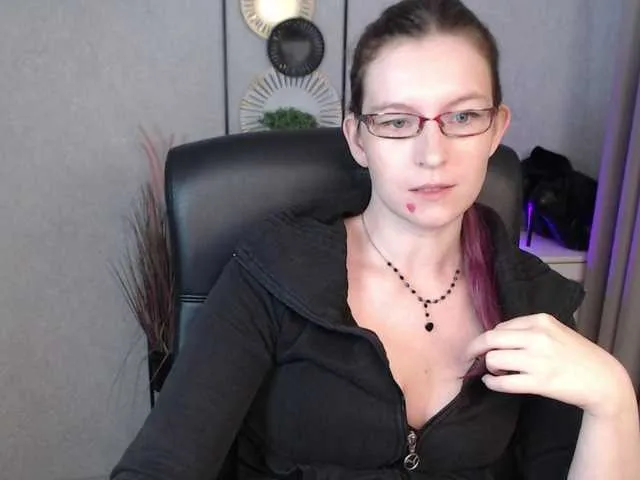 Live sex webcam photo for EmmaHeart #291978644