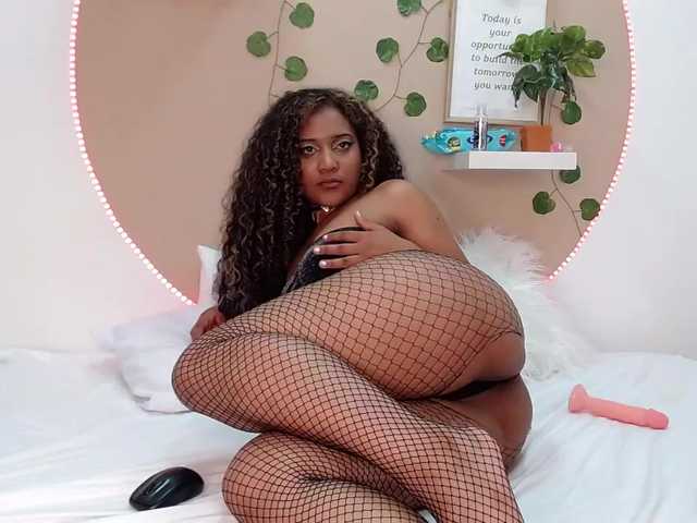 Live sex webcam photo for EmmaLennox #273932791