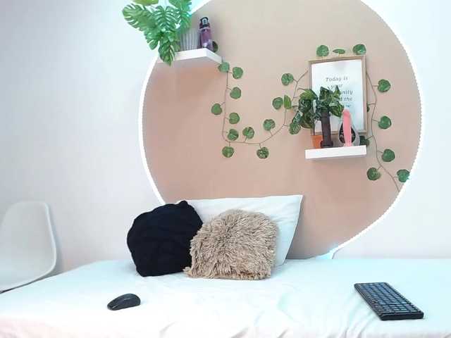 Live sex webcam photo for EmmaLennox #274054571