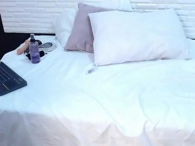 Live sex webcam photo for EmmaLennox #274189293