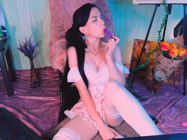 Live sex webcam photo for EmmaMira #275576283