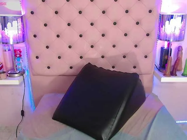 Live sex webcam photo for EmmaPink3 #291075849