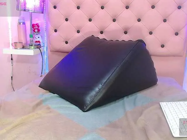 Live sex webcam photo for EmmaPink3 #291204359